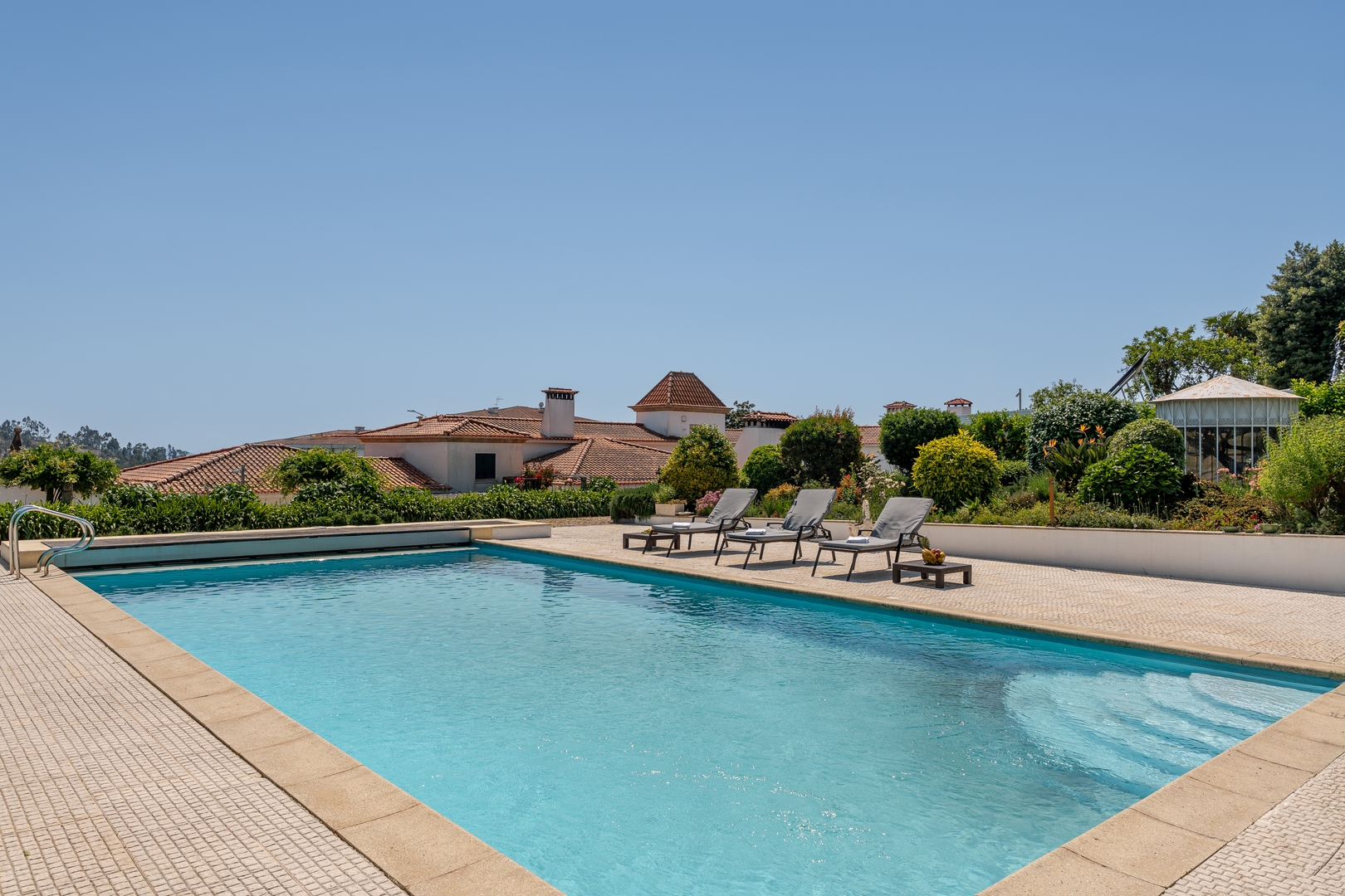 HostWise - Modern Comfort & Shared Pool in Paredes Host Wise Booking