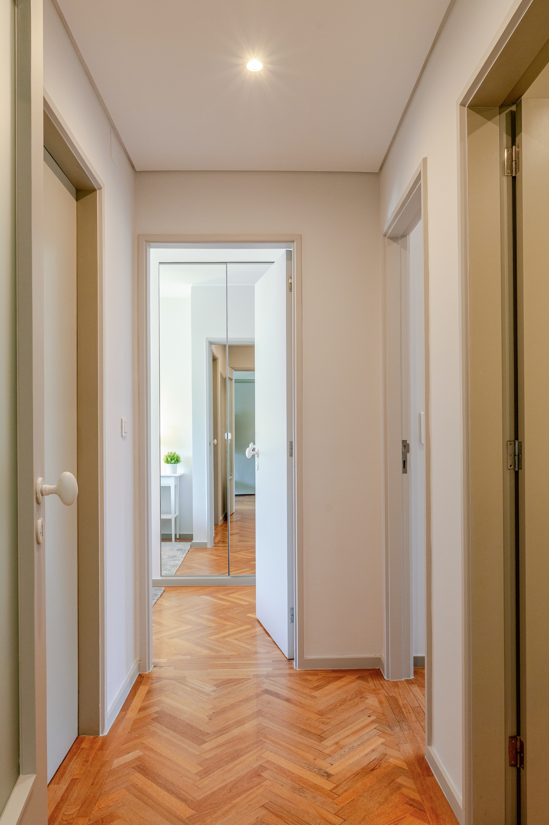 HostWise - Bright & Spacious Flat w/ Garage 39 Host Wise Booking