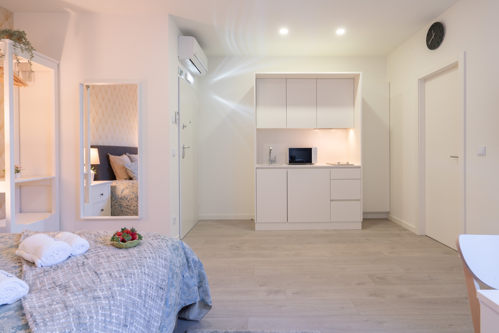 Bright Studios with Patios in Porto by HostWise 14 Host Wise Booking