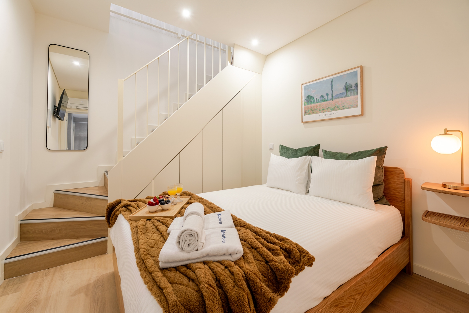 Stylish 2 Duplex & Patio Studio in Porto by HostWise 23 Host Wise Booking