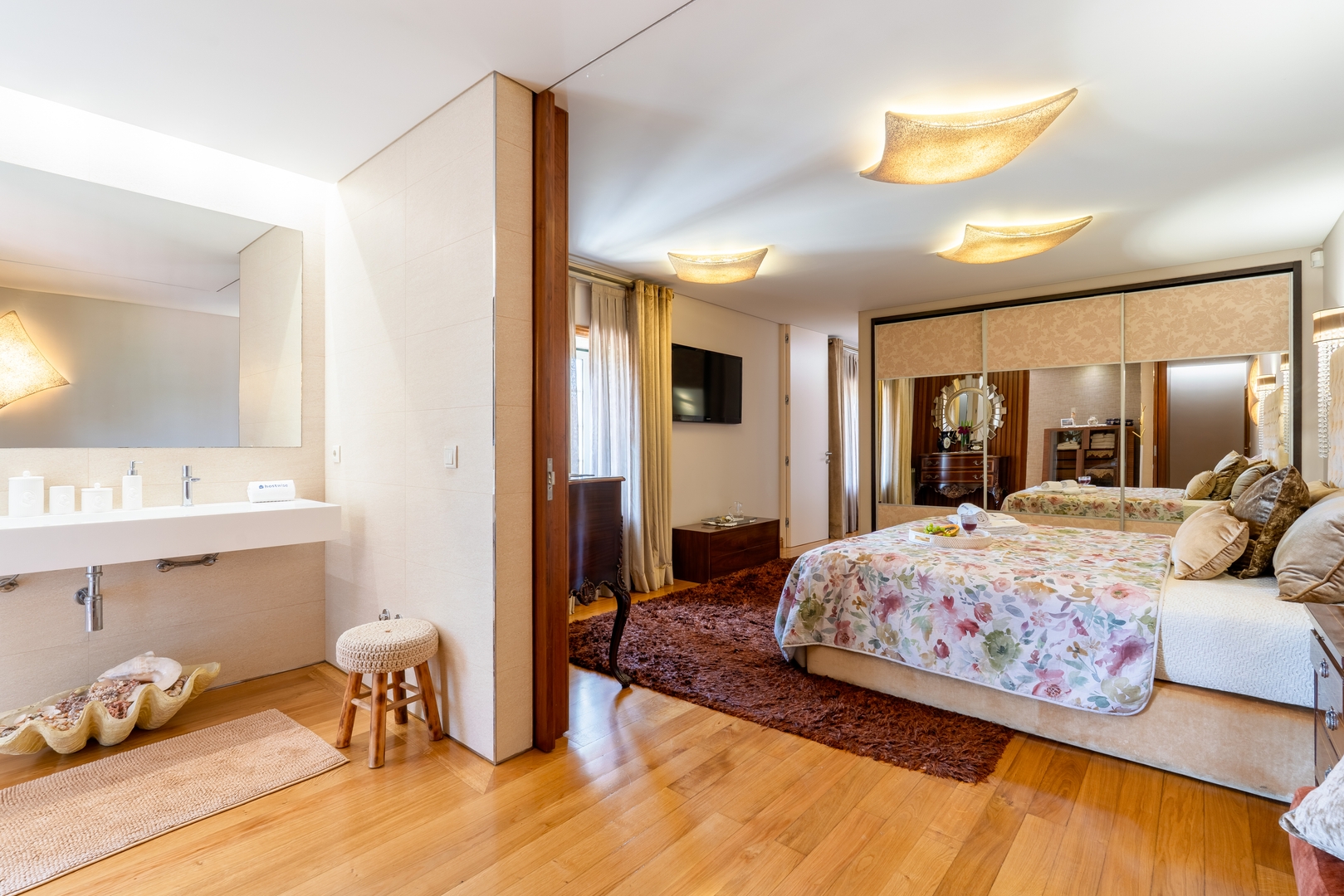 Classic Villa w/ Gym & Pool Access by HostWise 5 Host Wise Booking
