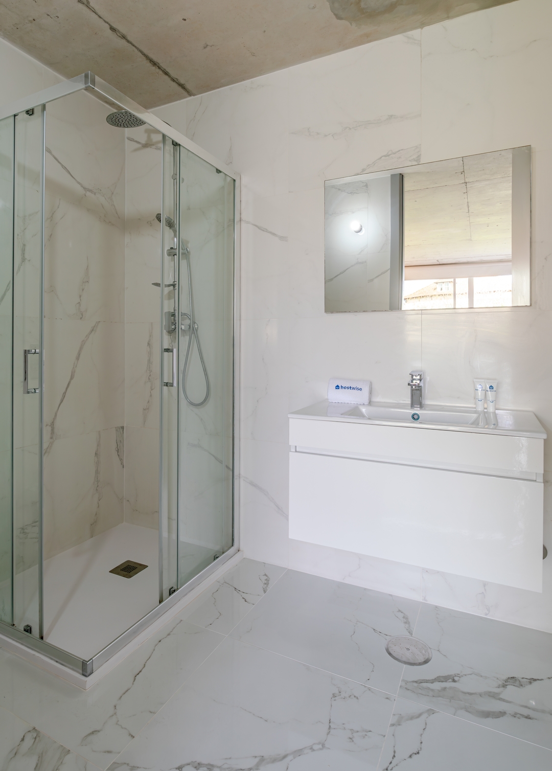 HostWise - Modern Flat w/ Balcony, Garage & Pool 25 Host Wise Booking