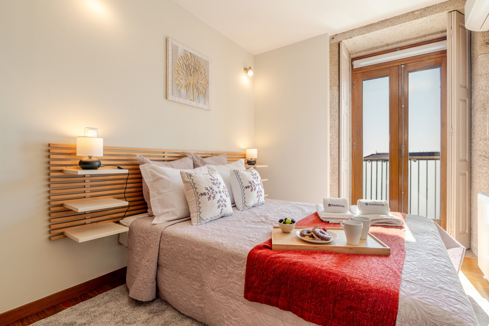 HostWise - Bright & Airy Flat w/ Balcony Host Wise Booking