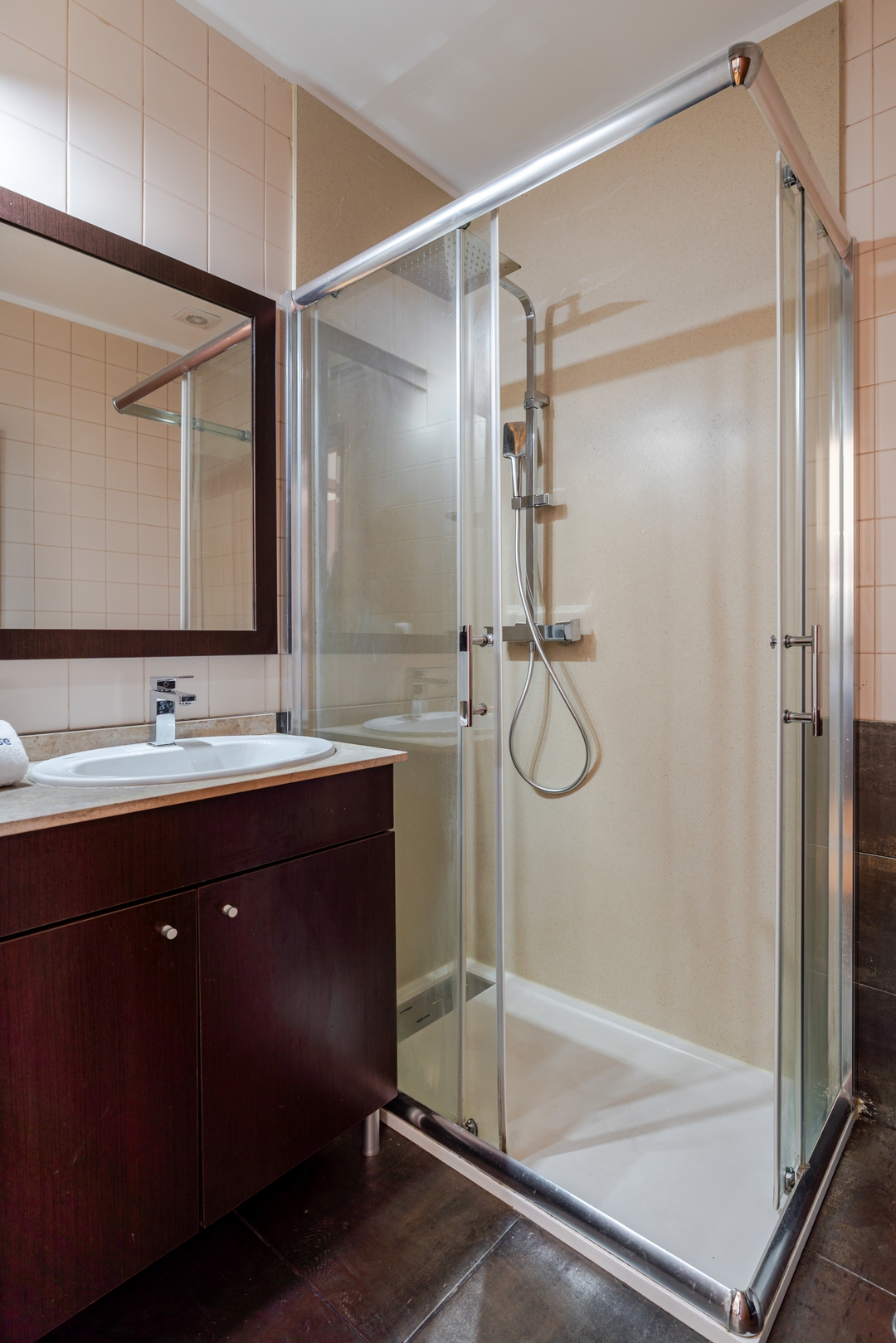 HostWise - Bright & Airy Flat w/ Balcony 26 Host Wise Booking