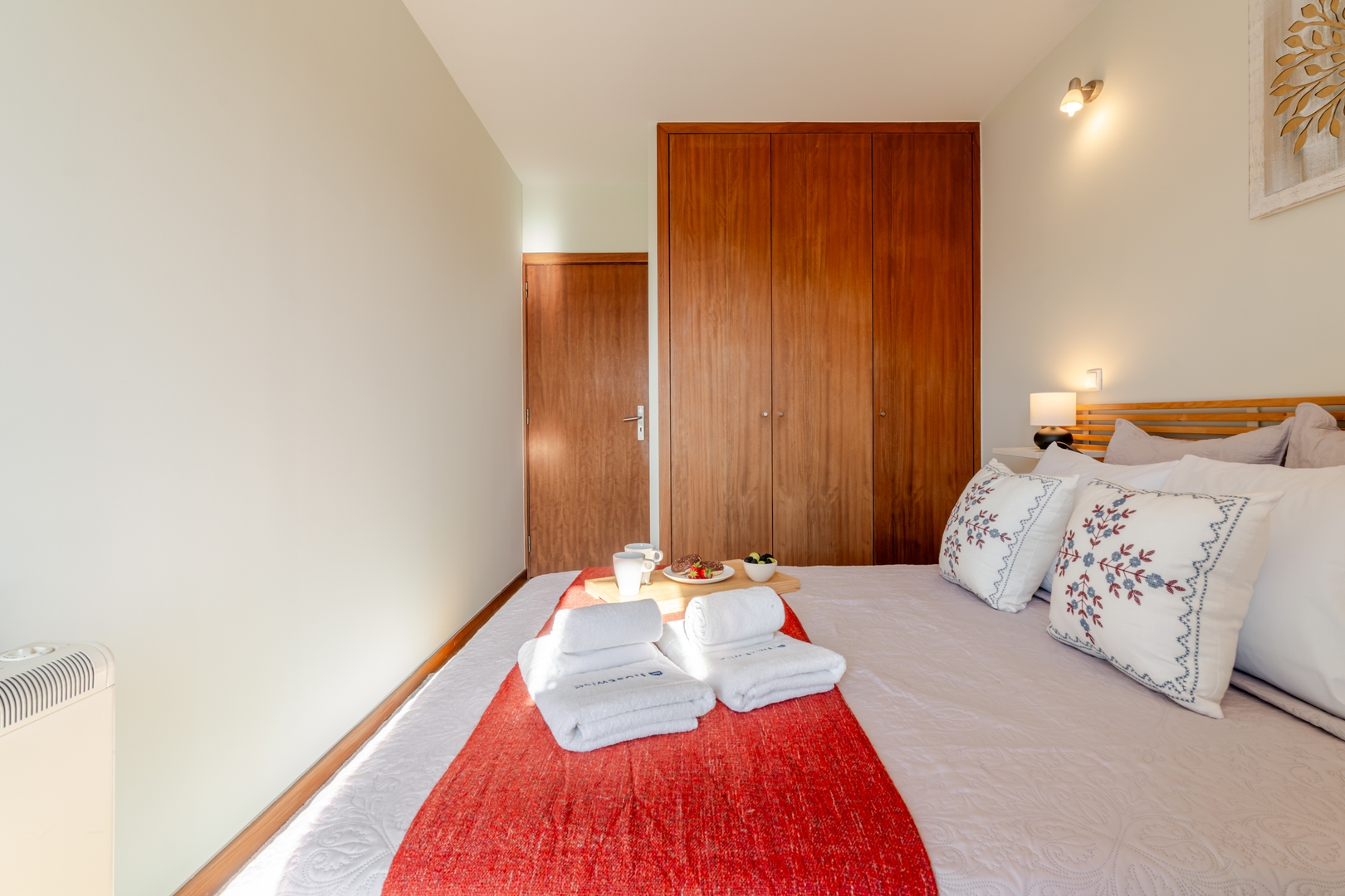 HostWise - Bright & Airy Flat w/ Balcony 7 Host Wise Booking