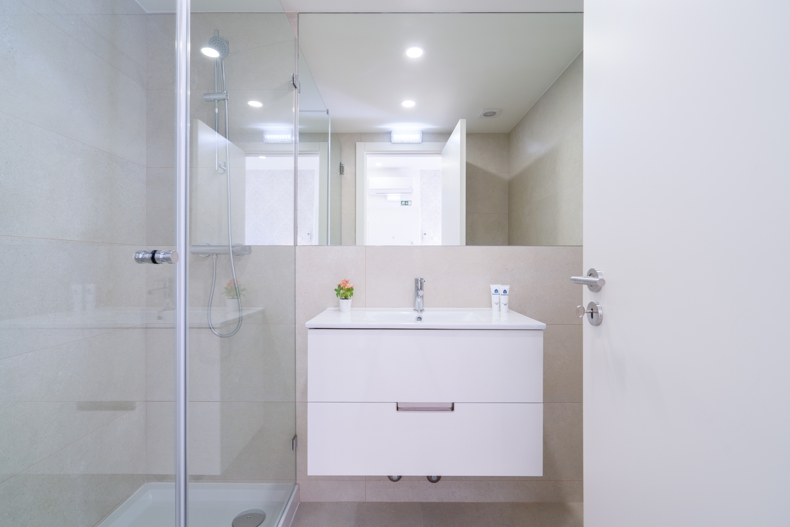 HostWise - Studios with Patio & Kitchenette 46 Host Wise Booking