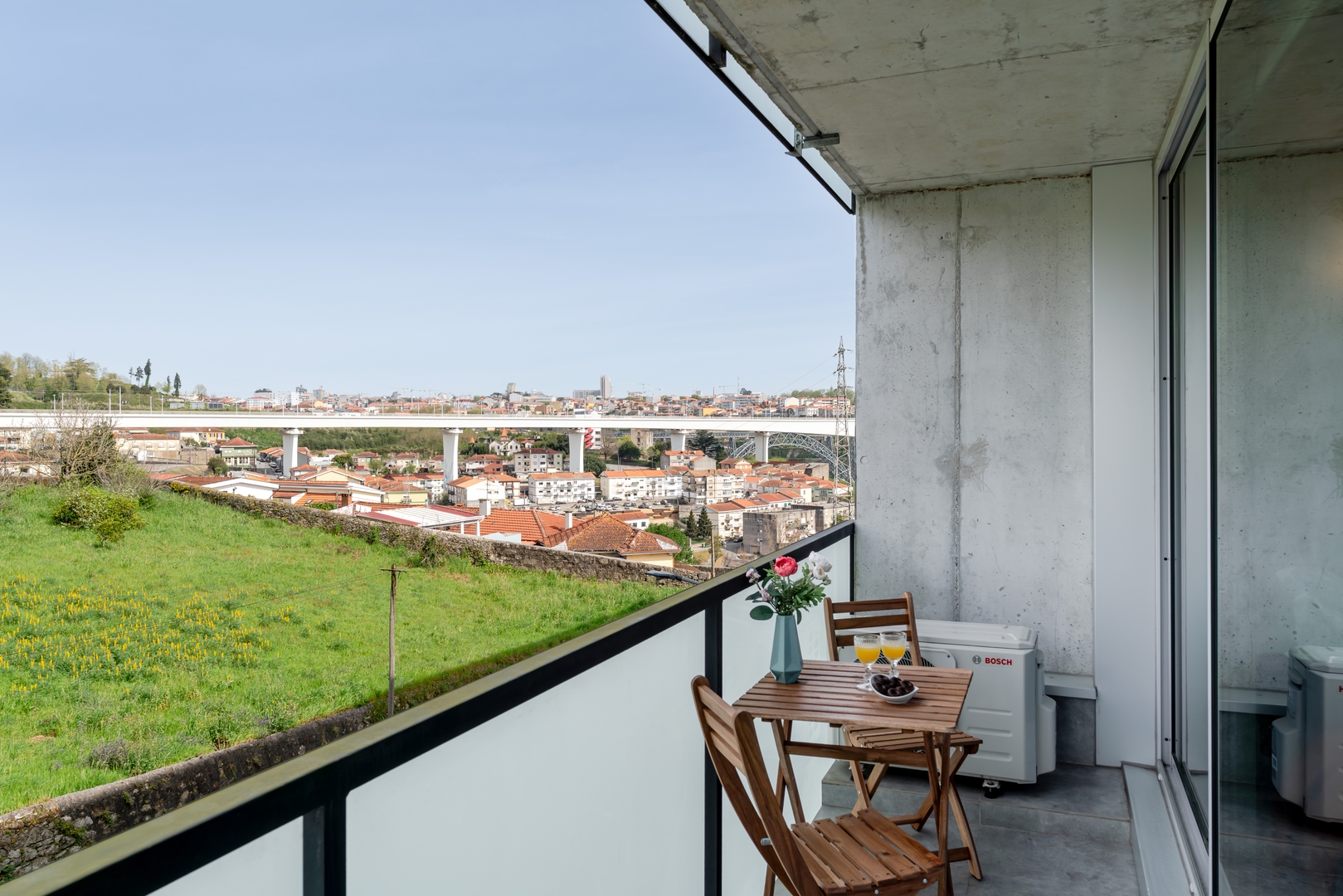 HostWise - Modern Flat w/ Balcony, Garage & Pool 28 Host Wise Booking