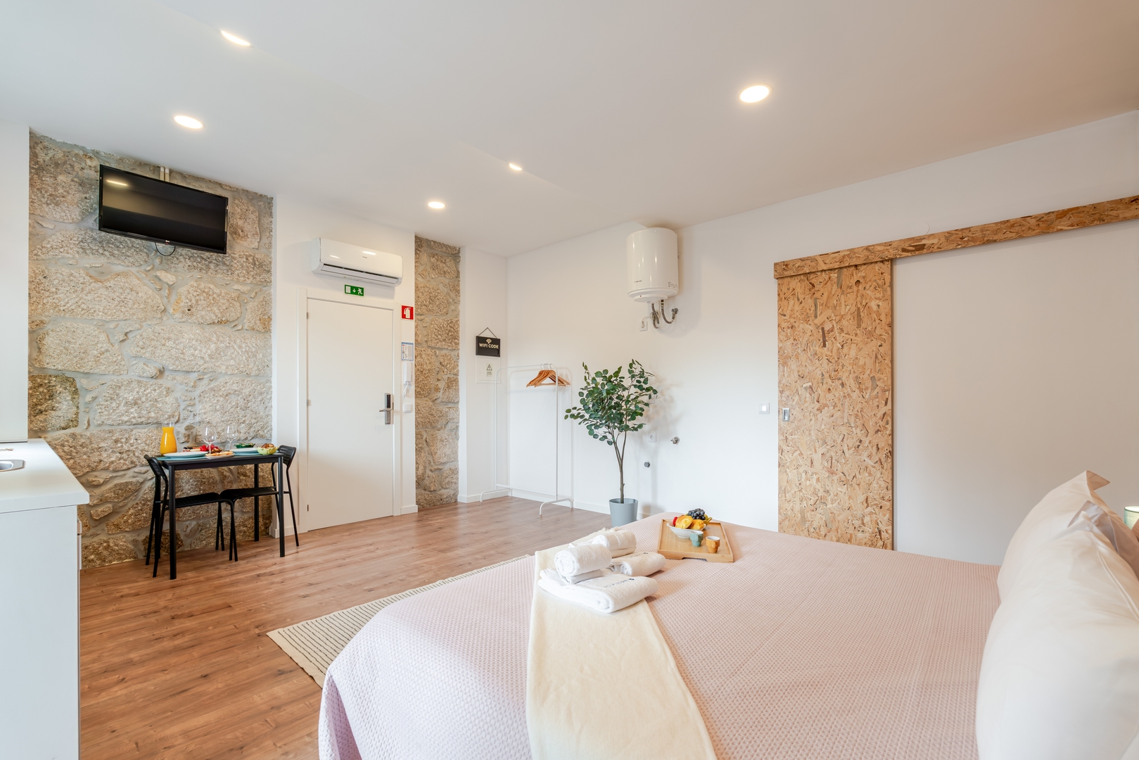 HostWise - Charming Urban Flat with a Terrace 10 Host Wise Booking