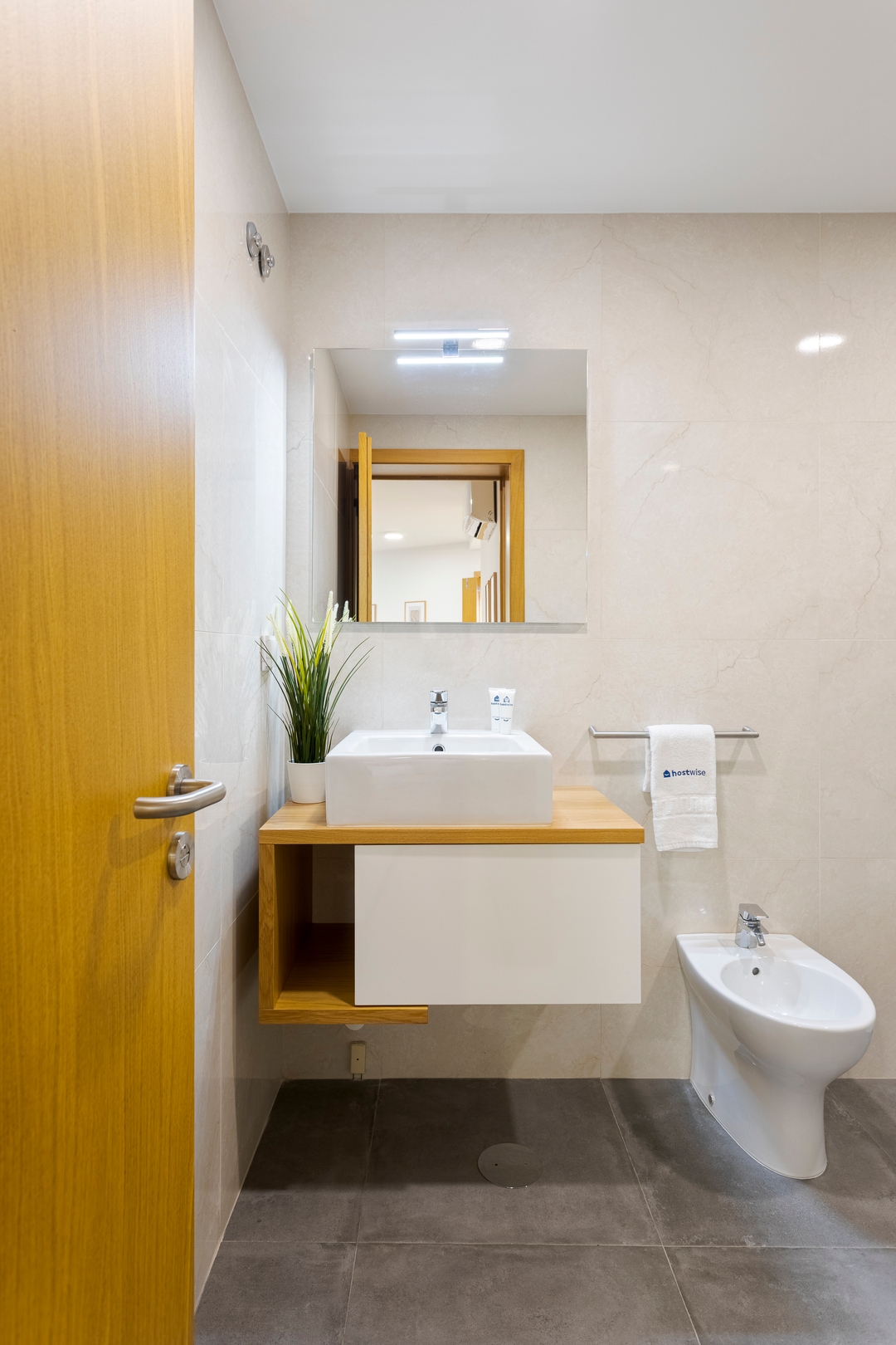 Modern & Central Flat w/ Garage by HostWise 25 Host Wise Booking