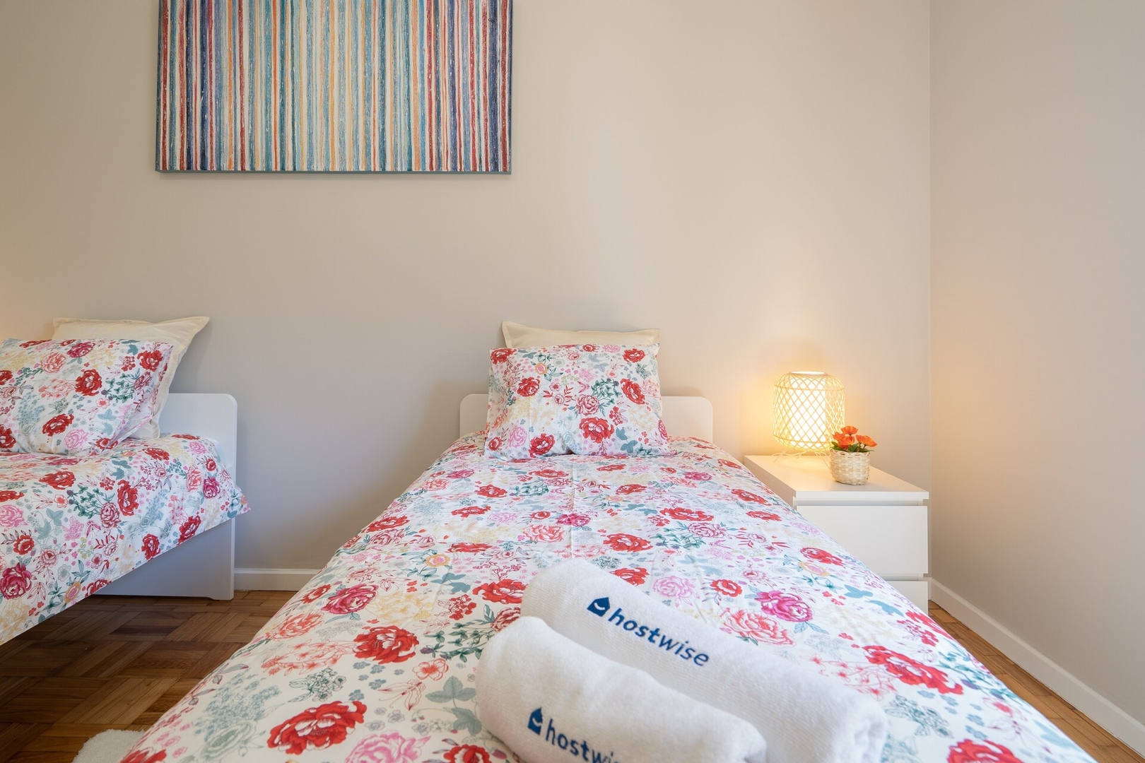 HostWise - Deluxe Bright Flat w/ Netflix 35 Host Wise Booking