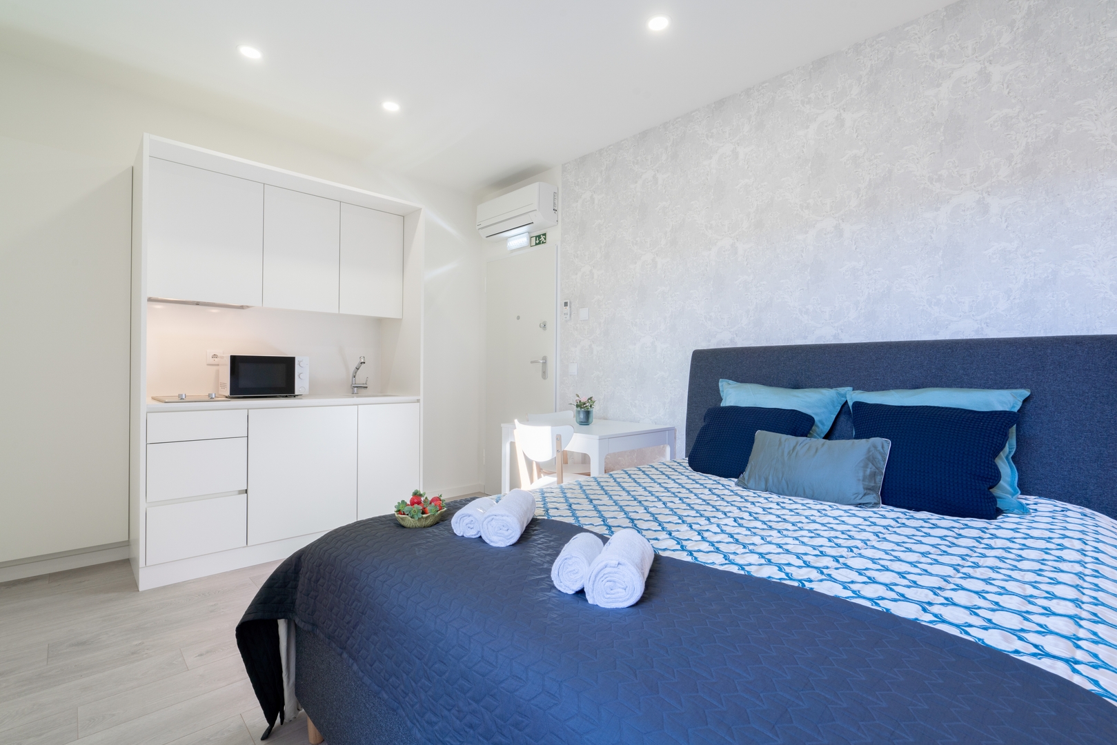 Bright Studios with Patios in Porto by HostWise 1 Host Wise Booking