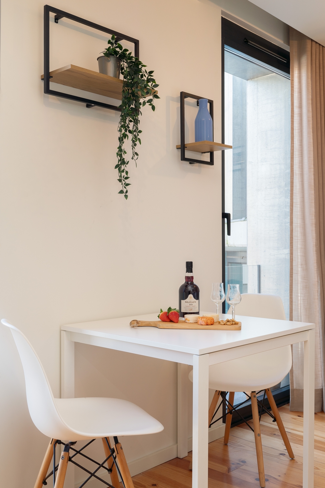 Host Wise - Stylish Studio in Porto Downtown 10 Host Wise Booking