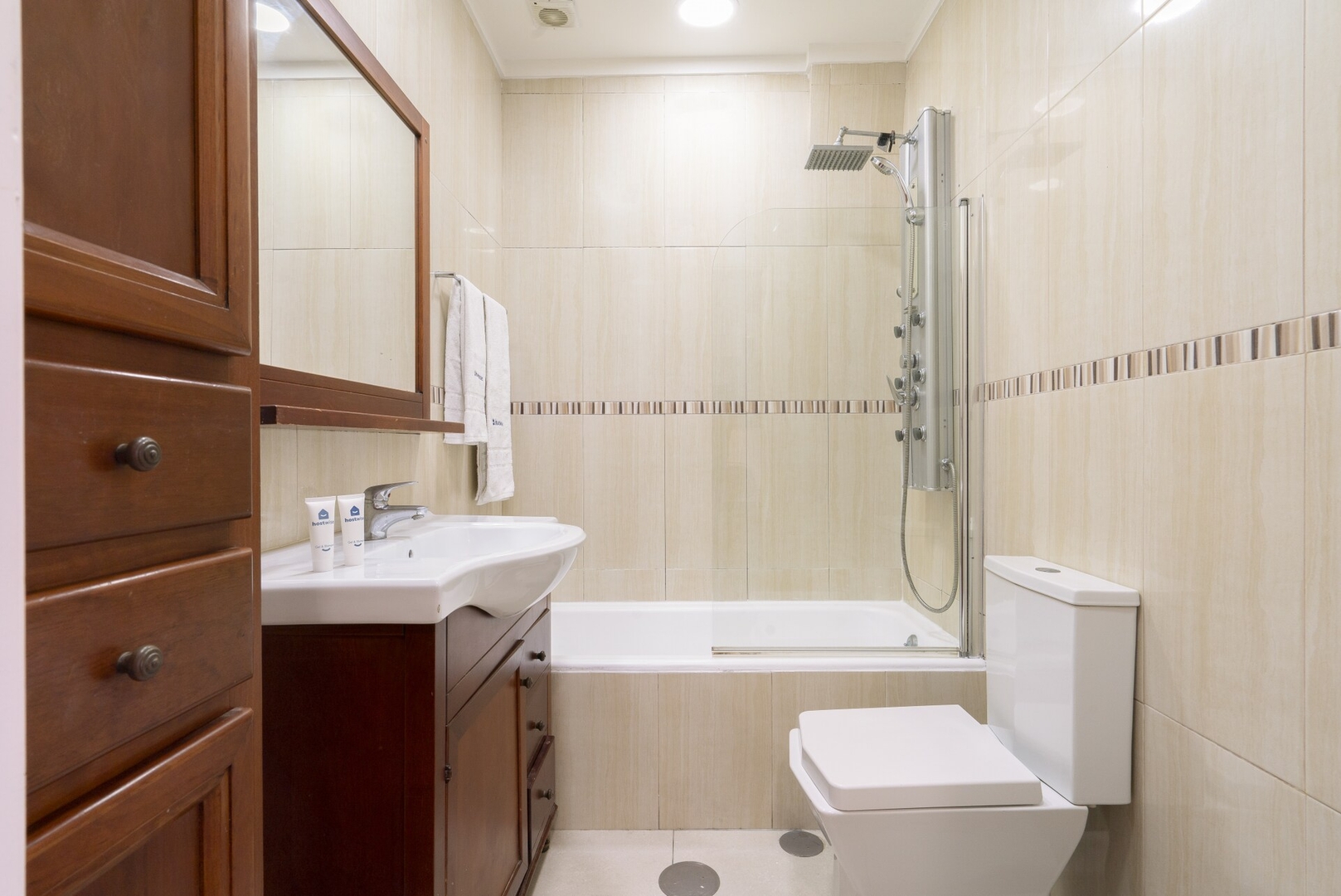 Host Wise - Comfy Minimalist Flat 16 Host Wise Booking
