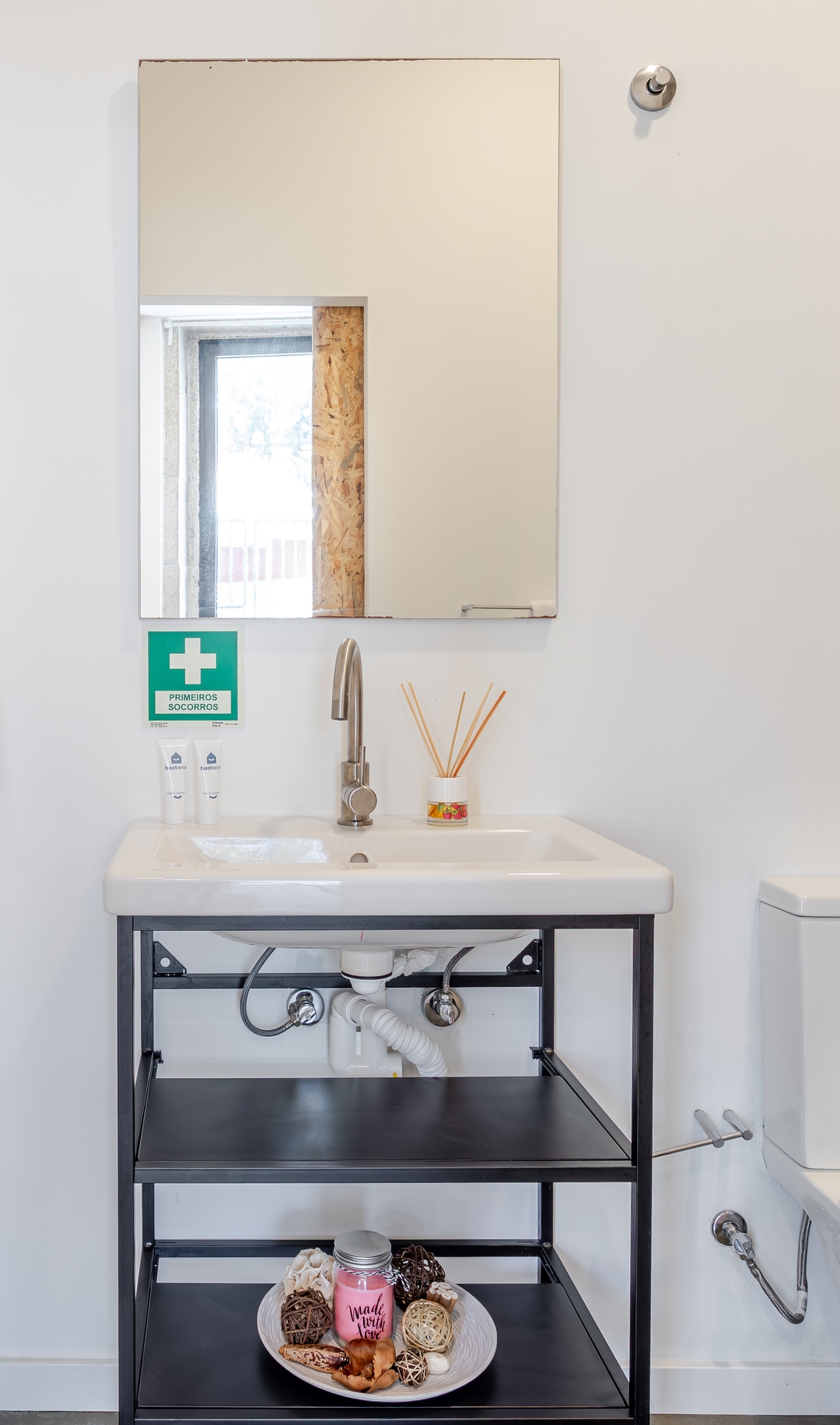 HostWise - Stylish Stone-Walled Flat 15 Host Wise Booking