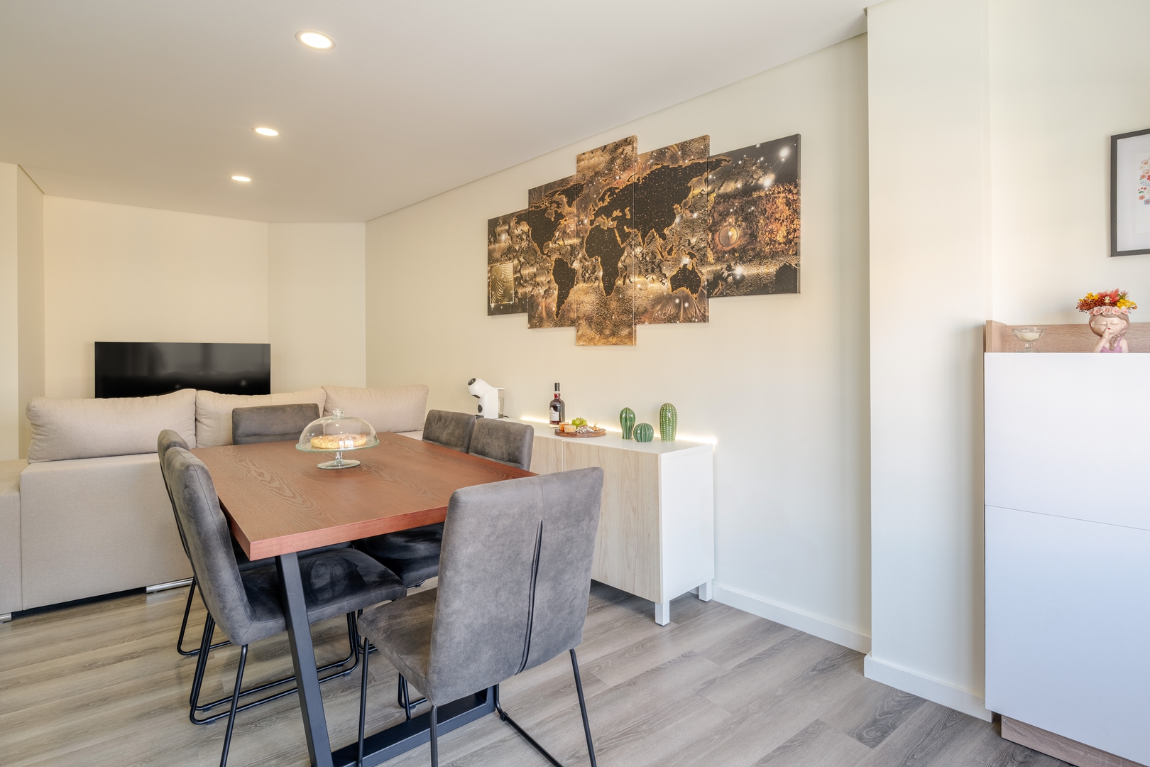 Spacious & Stylish Flat with Garage by HostWise 25 Host Wise Booking