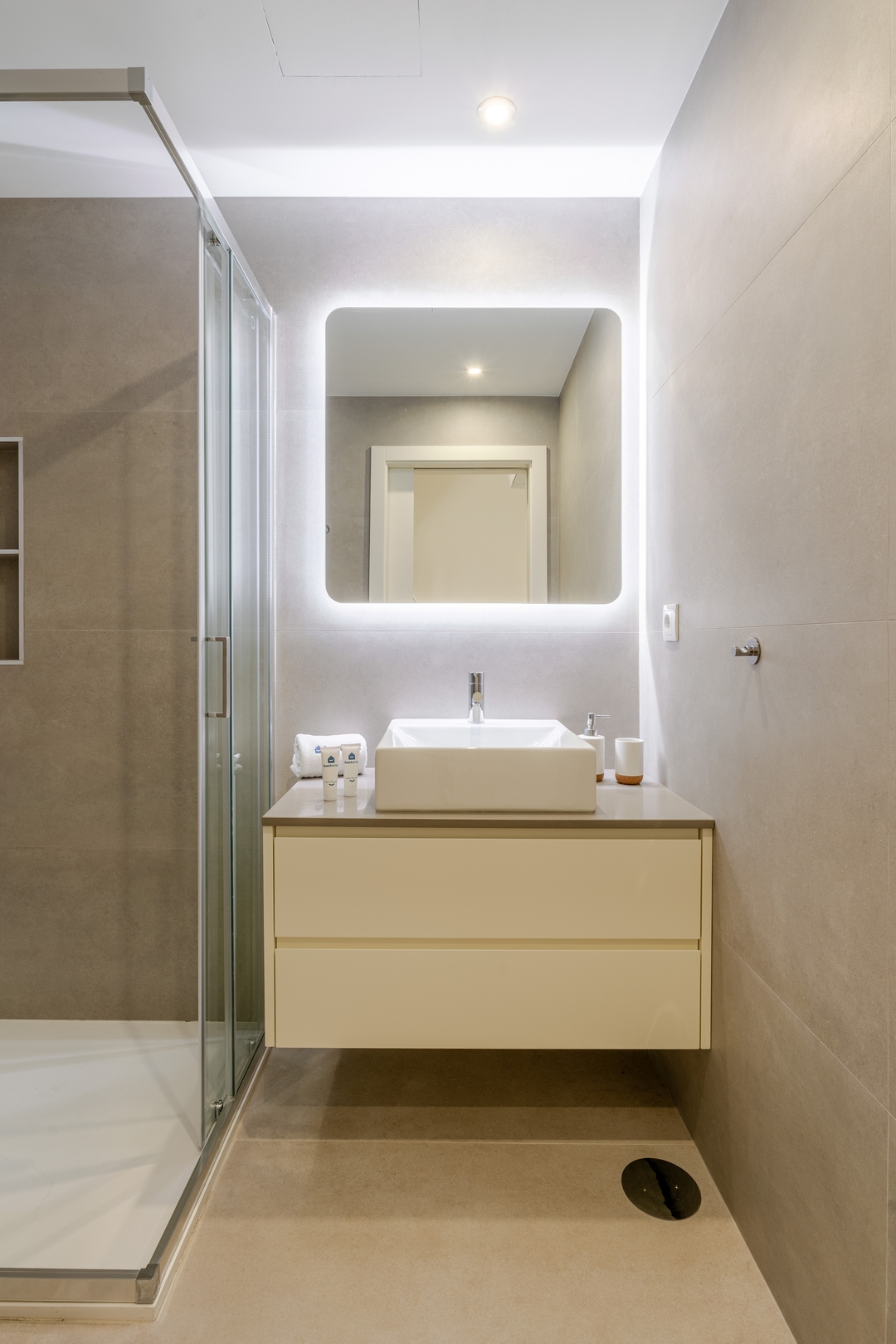 Stylish 2 Duplex & Patio Studio in Porto by HostWise 15 Host Wise Booking