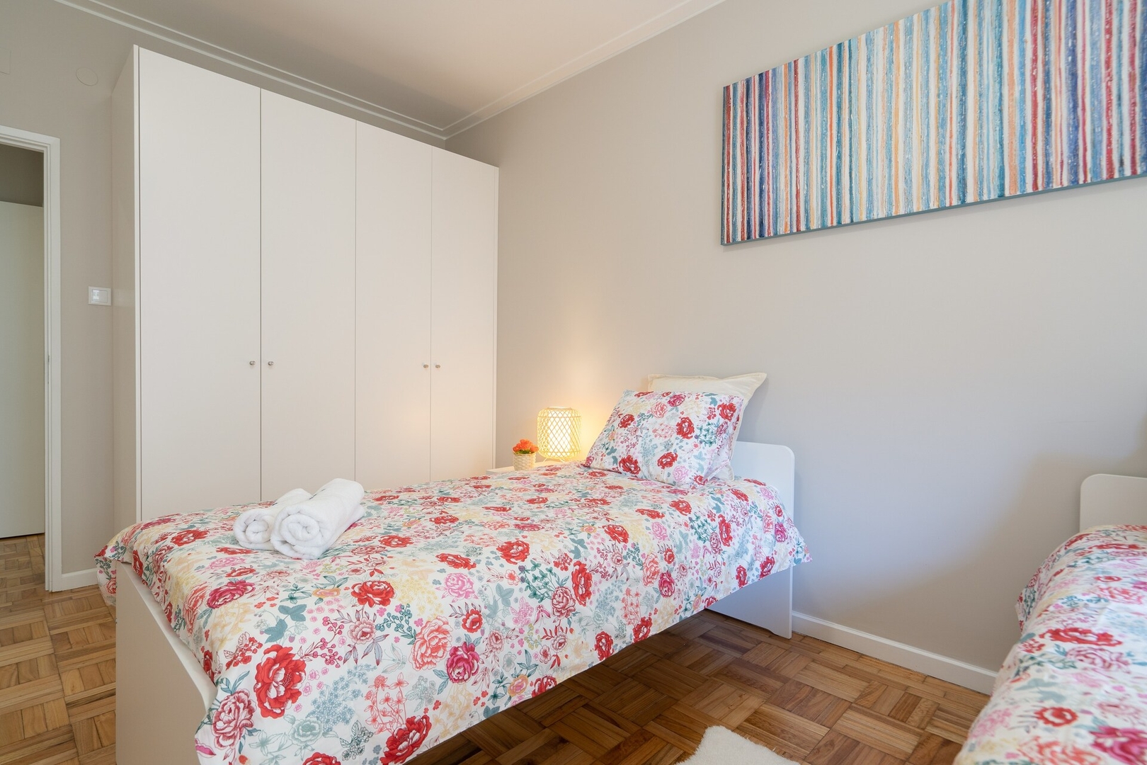 HostWise - Deluxe Bright Flat w/ Netflix 32 Host Wise Booking