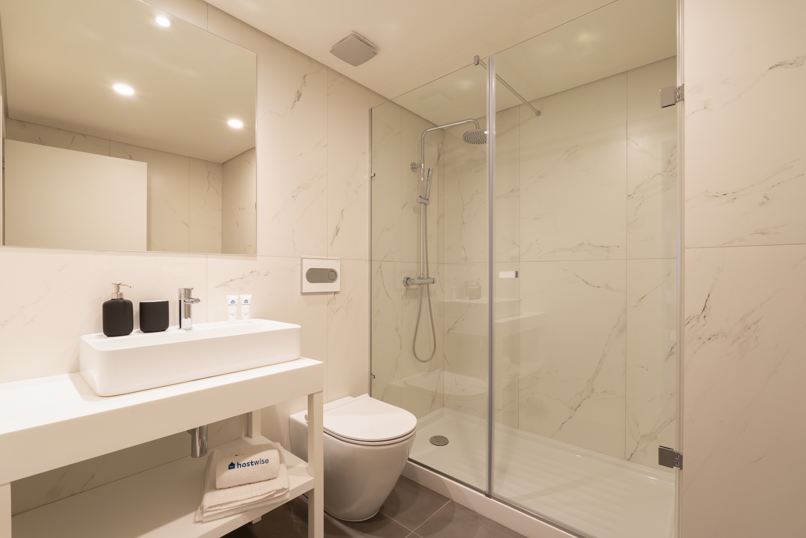 Jacuzzi Retreat in Heart of Porto by HostWise 26 Host Wise Booking