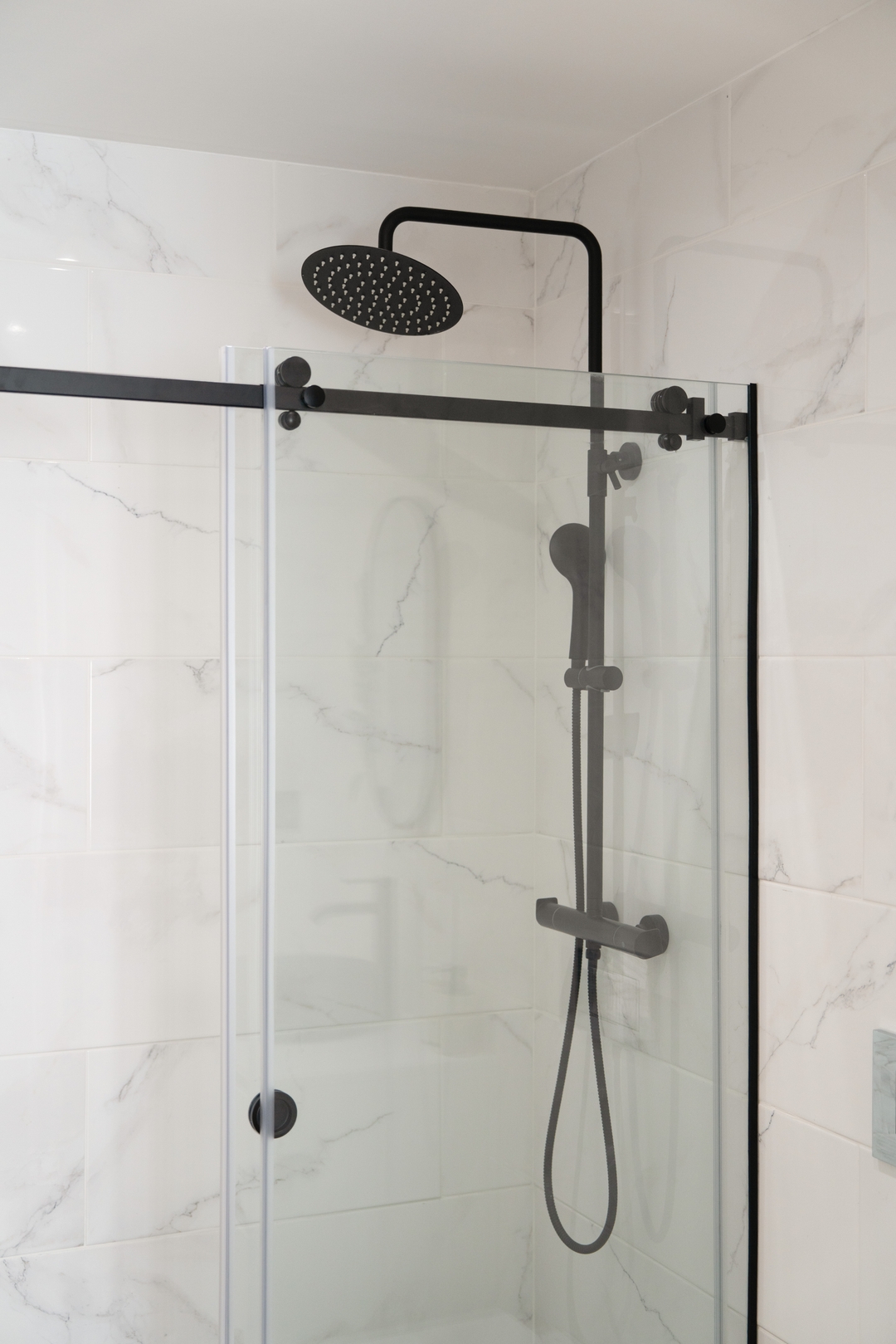 Urban Terrace & Stylish Living Spaces by HostWise 31 Host Wise Booking