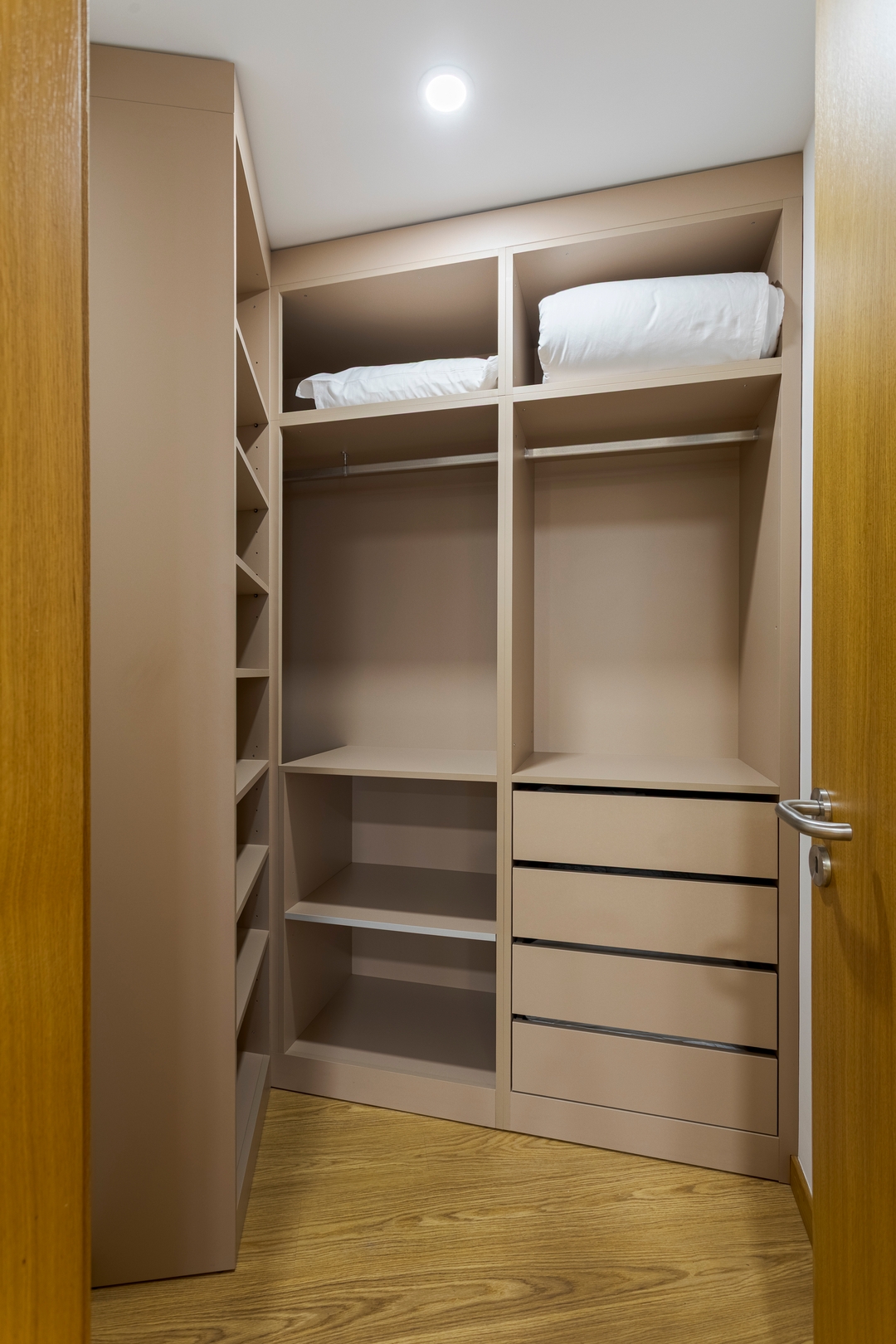 Modern & Central Flat w/ Garage by HostWise 31 Host Wise Booking