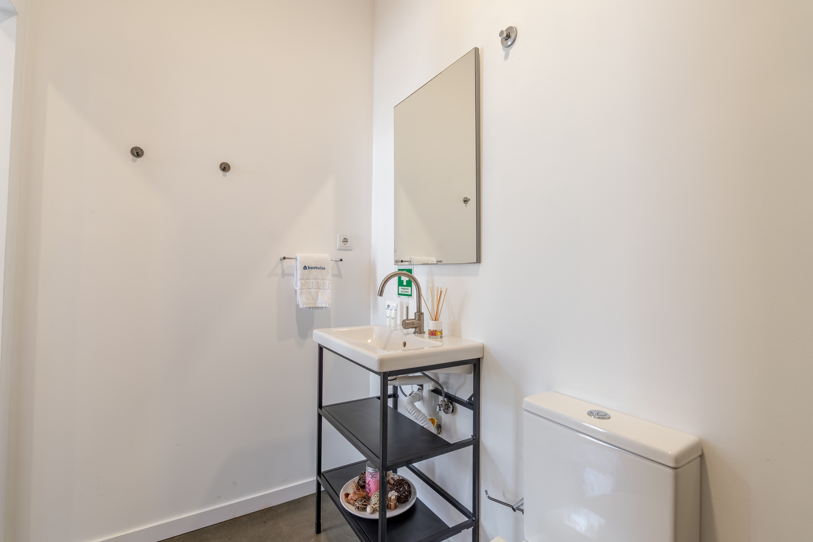HostWise - Stylish Stone-Walled Flat 16 Host Wise Booking