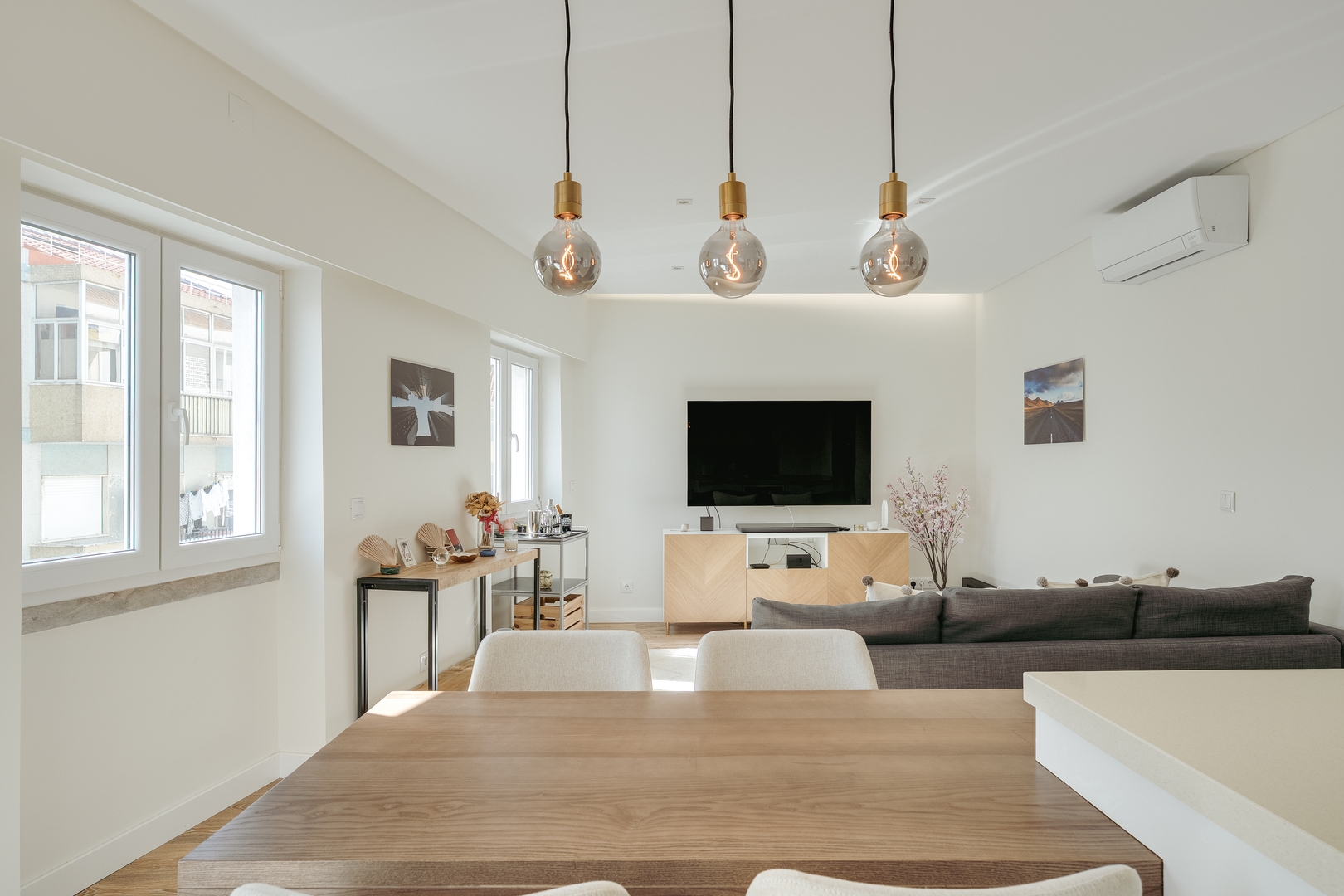 HostWise – Flat w/ Balcony & Workspace 13 Host Wise Booking