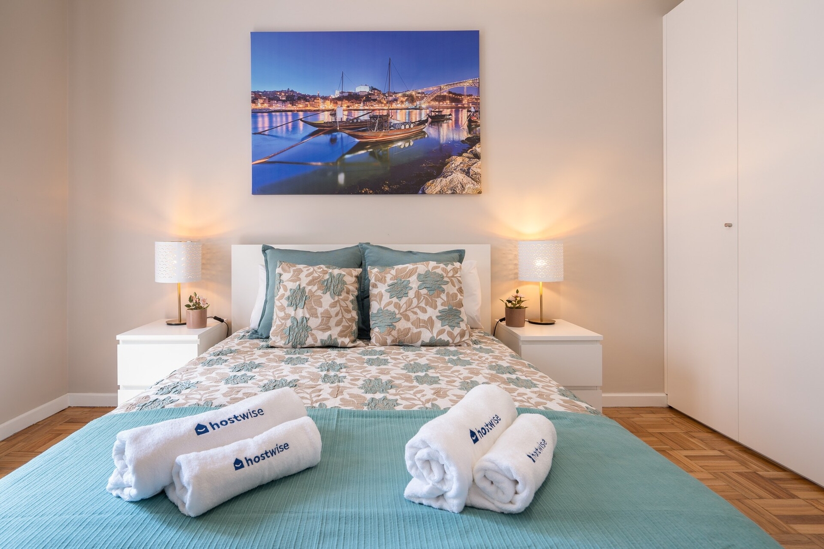 HostWise - Deluxe Bright Flat w/ Netflix 6 Host Wise Booking