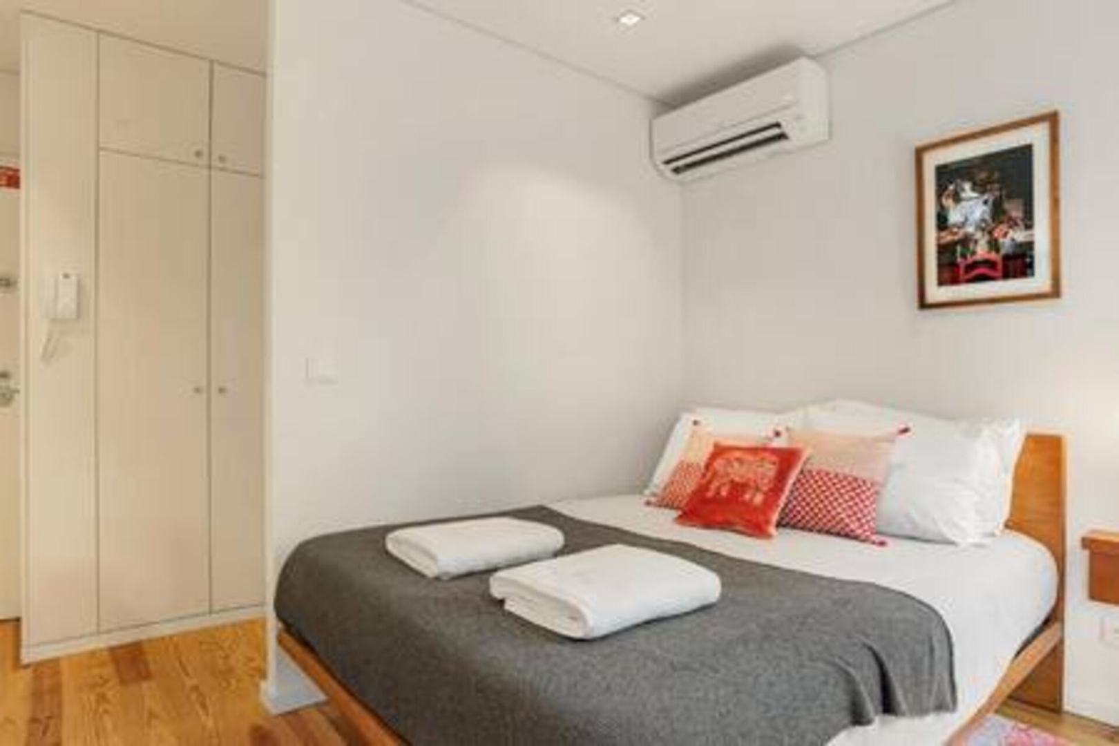 4 Trendy Studios w/ Balcony | Clérigos by HostWise 1 Host Wise Booking