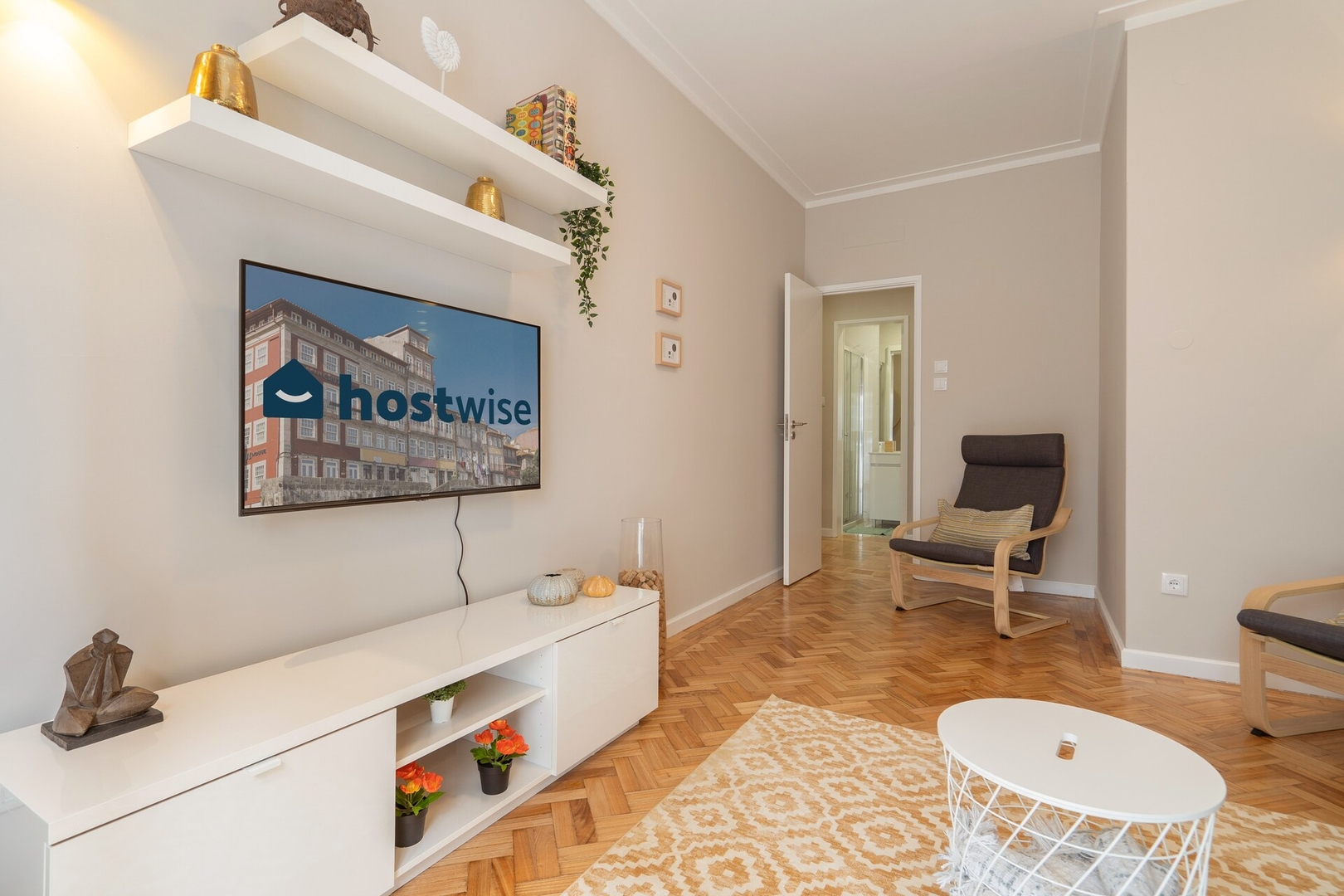 HostWise - Deluxe Bright Flat w/ Netflix 50 Host Wise Booking