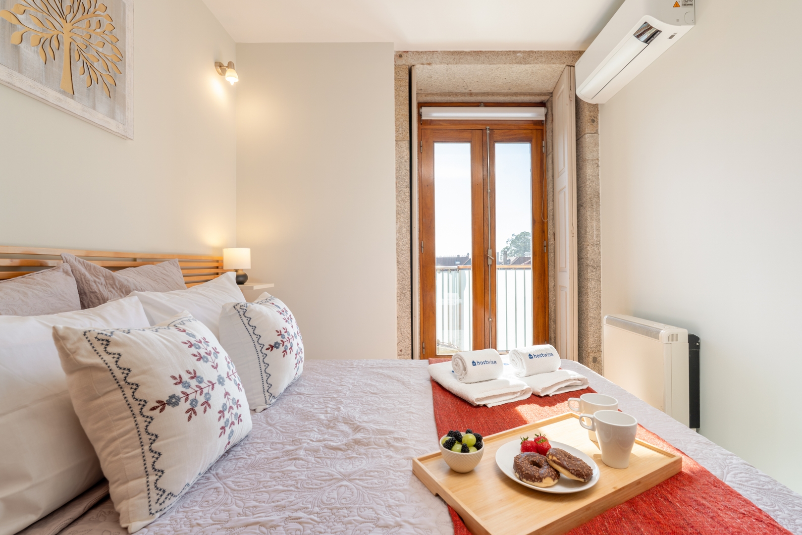 HostWise - Bright & Airy Flat w/ Balcony 6 Host Wise Booking