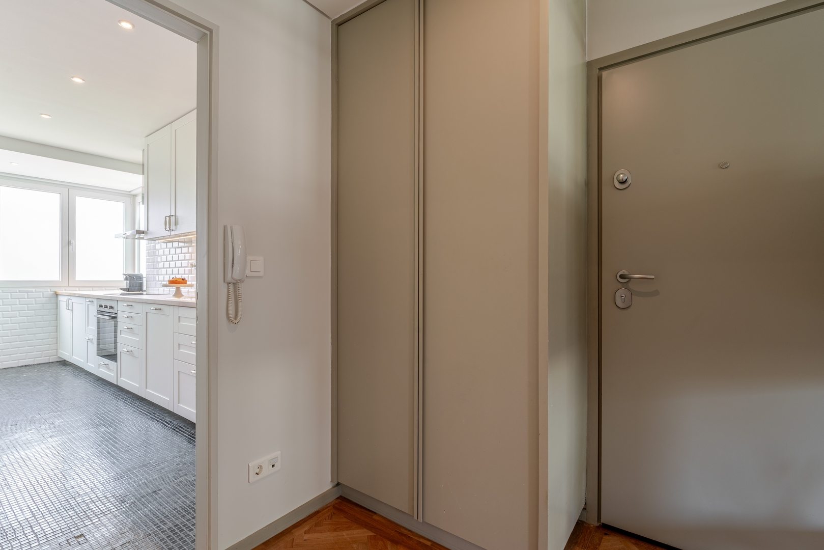 HostWise - Bright & Spacious Flat w/ Garage 41 Host Wise Booking