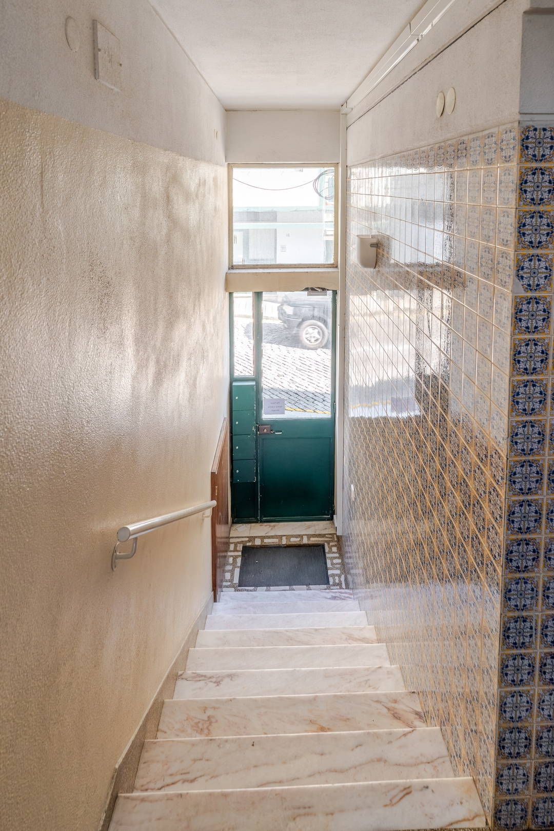 HostWise - Bright & Spacious Flat w/ Garage 46 Host Wise Booking