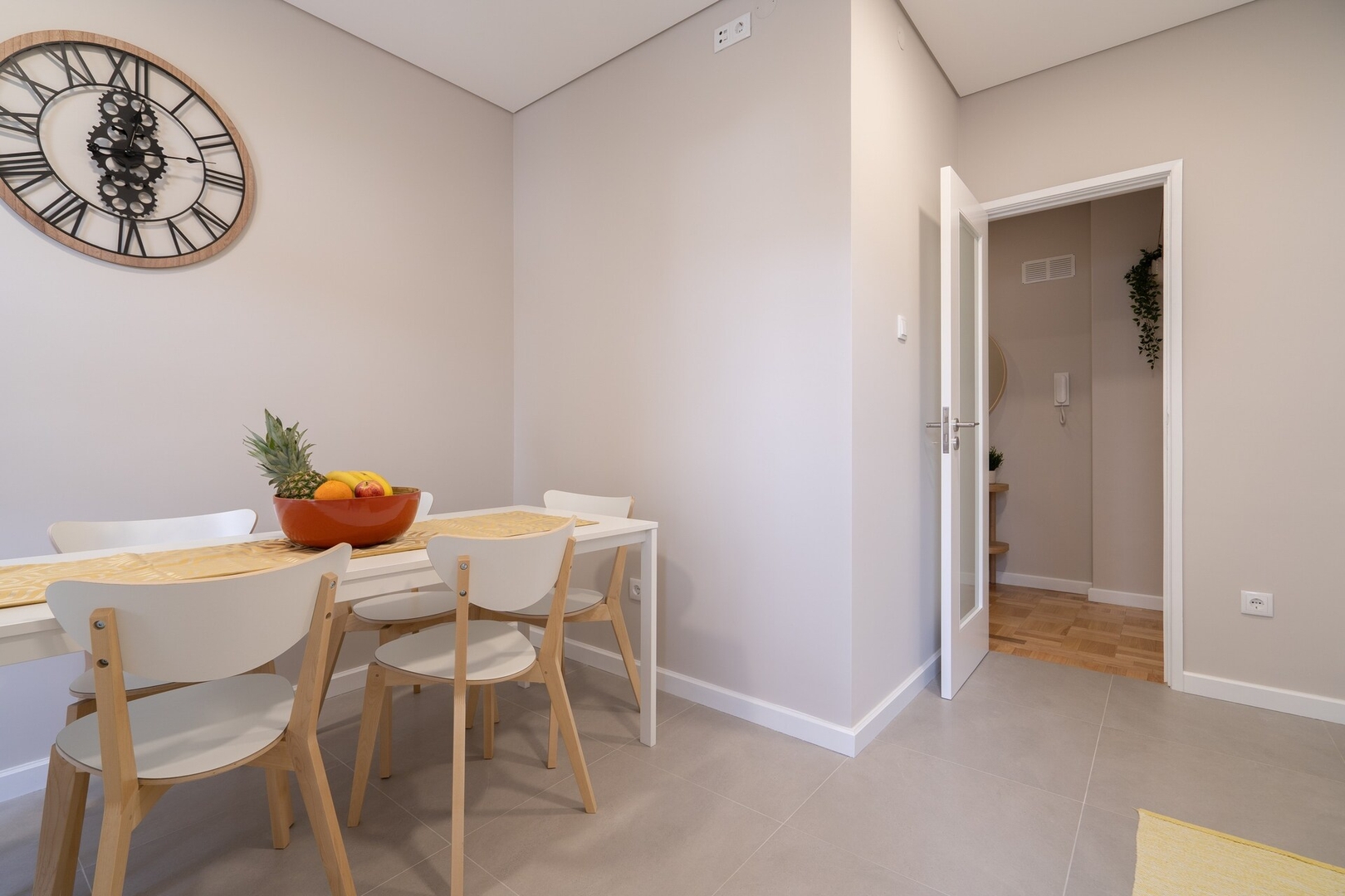 HostWise - Deluxe Bright Flat w/ Netflix 65 Host Wise Booking