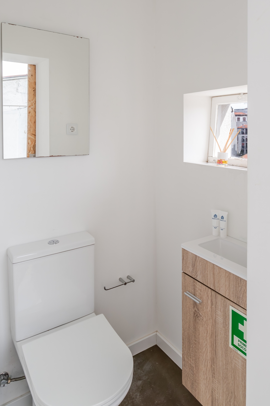 HostWise - Cozy Urban Flat 10 Host Wise Booking