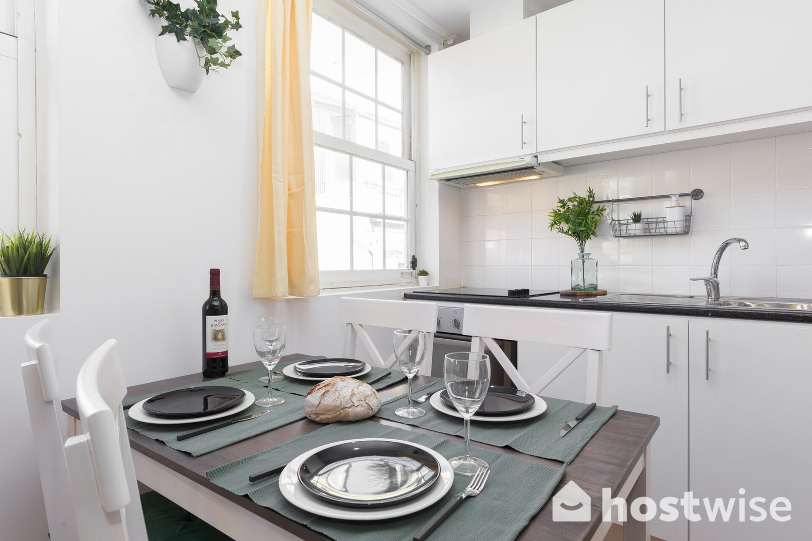 HostWise - Charming Sunny Flat | Batalha Host Wise Booking
