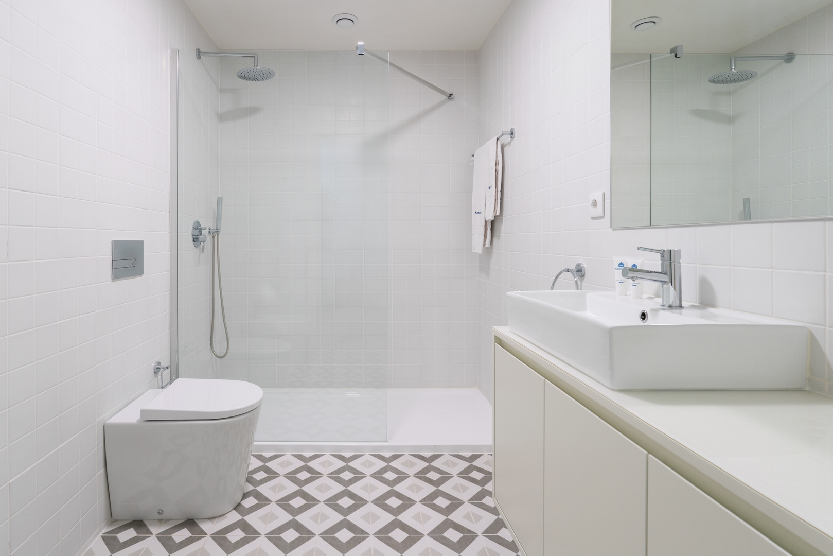 Host Wise - Stylish Studio in Porto Downtown 3 Host Wise Booking