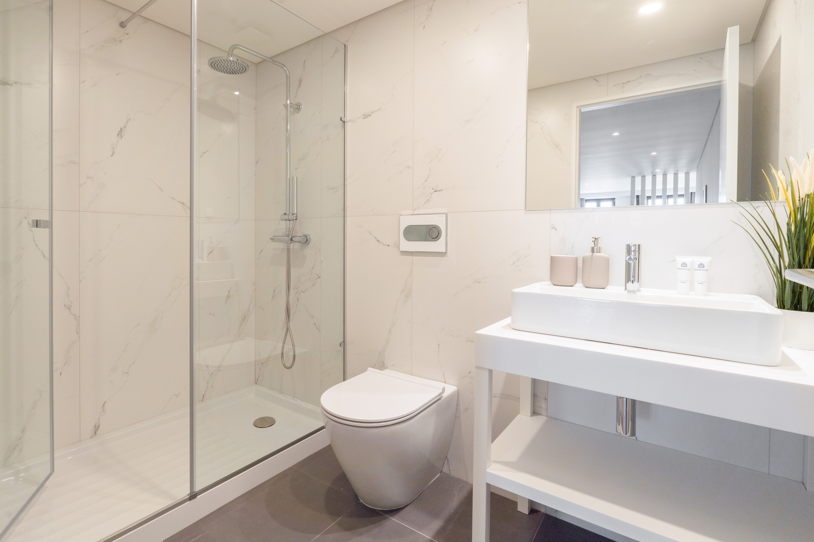 Jacuzzi Retreat in Heart of Porto by HostWise 10 Host Wise Booking