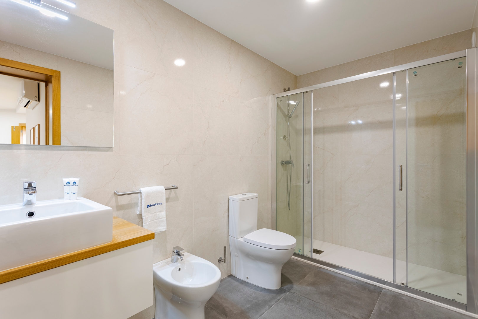 Modern & Central Flat w/ Garage by HostWise 4 Host Wise Booking