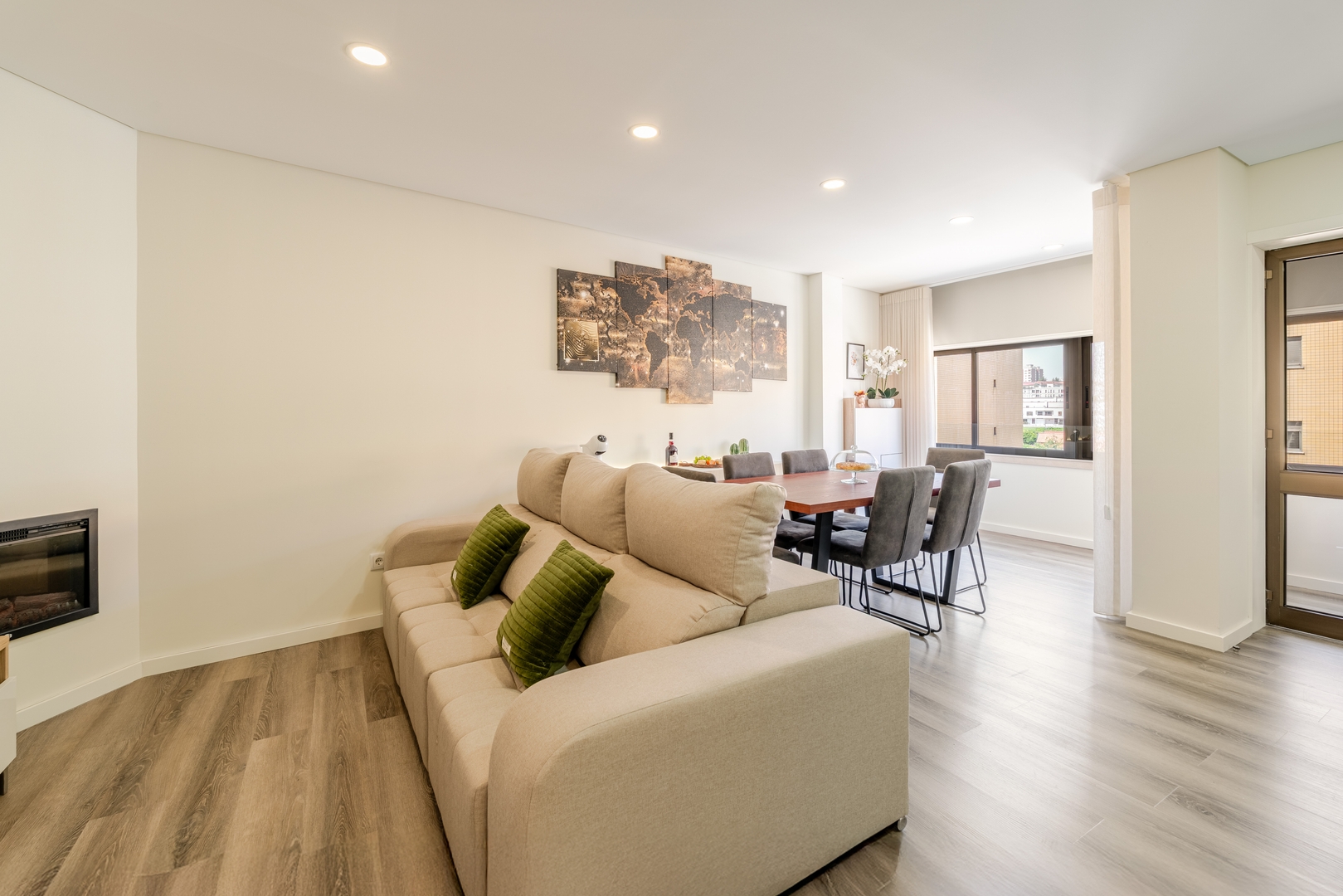 Spacious & Stylish Flat with Garage by HostWise 24 Host Wise Booking