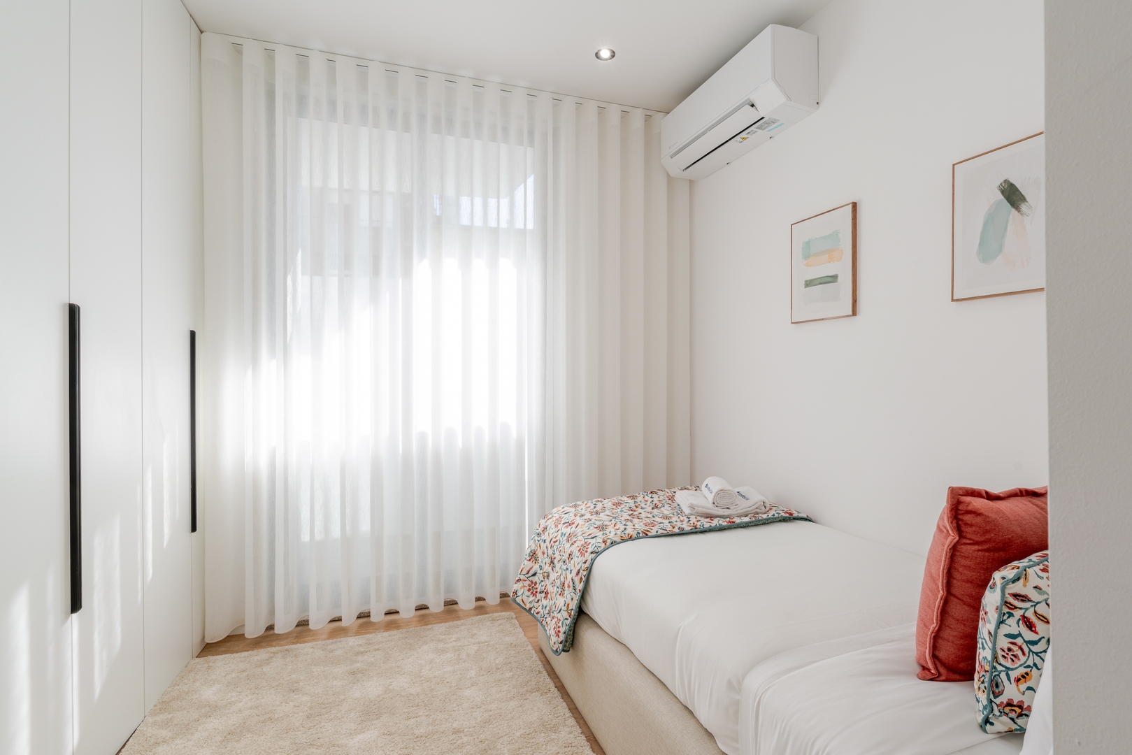 Urban Terrace & Stylish Living Spaces by HostWise 21 Host Wise Booking