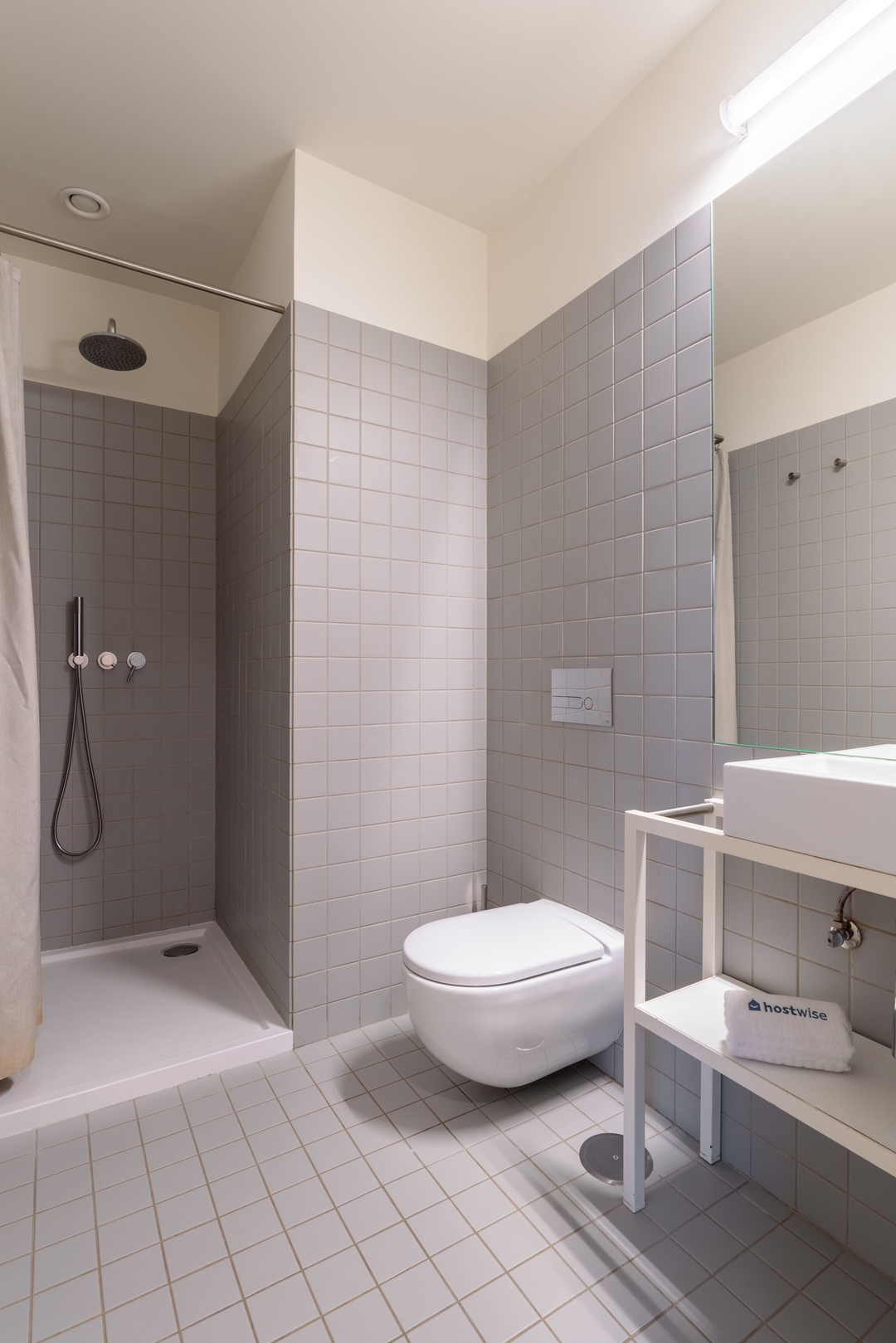 Studios & Spacious T4 with Garden by HostWise 39 Host Wise Booking