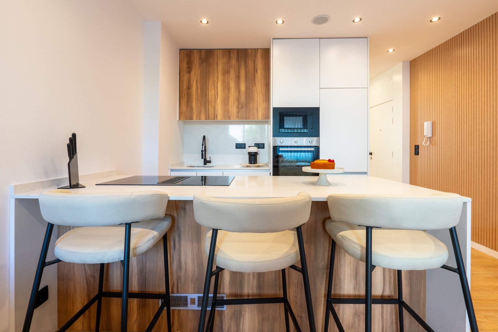 Urban Terrace & Stylish Living Spaces by HostWise 23 Host Wise Booking