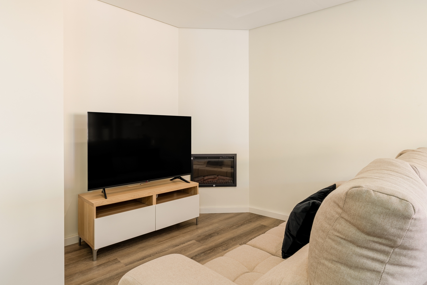 Spacious & Stylish Flat with Garage by HostWise 11 Host Wise Booking