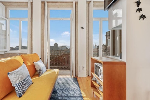 Captivate Studio w/ Balcony | Clérigos by HostWise Host Wise Booking