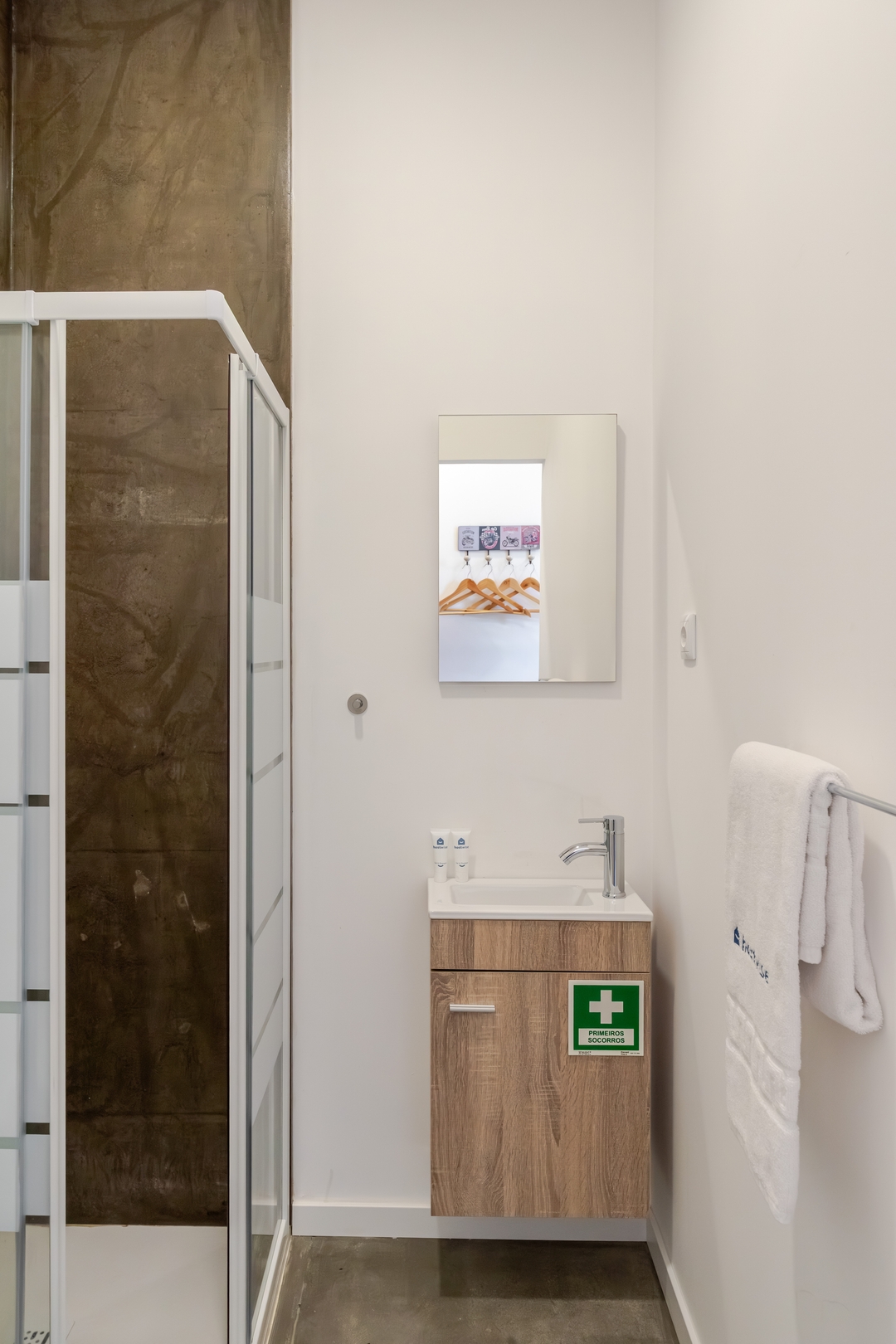 HostWise - Sunny & Stylish Flat 13 Host Wise Booking