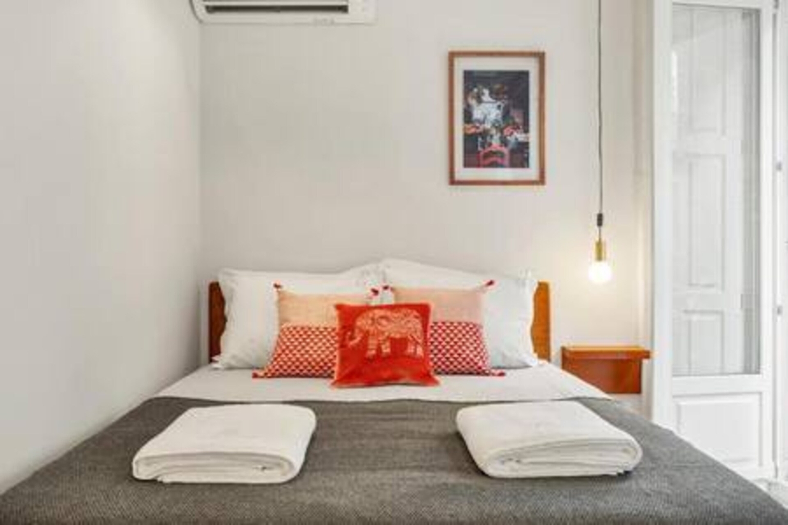 4 Trendy Studios w/ Balcony | Clérigos by HostWise 5 Host Wise Booking