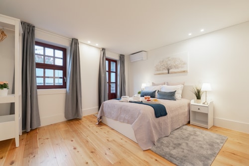 HostWise - Sunny Flat w/ Balcony Host Wise Booking