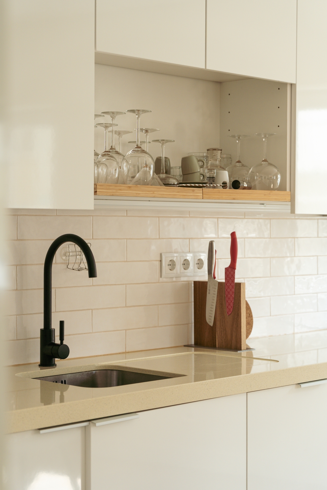 HostWise – Flat w/ Balcony & Workspace 35 Host Wise Booking
