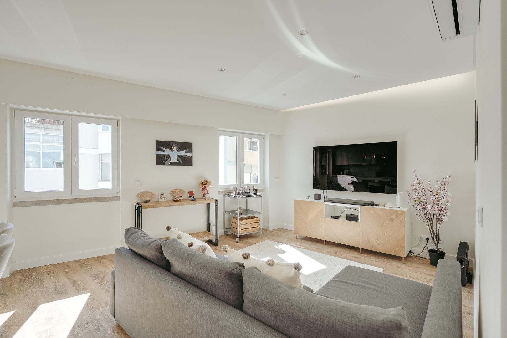 HostWise – Flat w/ Balcony & Workspace 14 Host Wise Booking