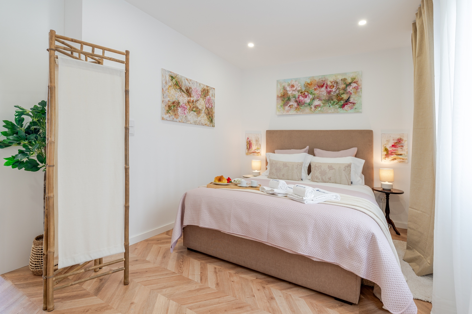 HostWise - Stylish Studio w/ Charming Terrace 2 Host Wise Booking